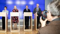 Sari Essayah, Riikka Purra, Petteri Orpo ja Anders Adlercreutz puoliväliriihen aloitusinfossa.