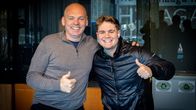 Englantilainen snooker-ammattilainen Stuart Bingham ja toinen pelaaja Helsingin Haaga hotellissa.