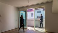 Bostadsvisning i Helsingfors. Mäklare och kund i en tom lägenhet.