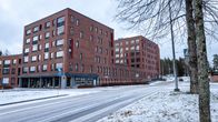 Tulipalossa vaurioitunut senioritalo Palokan Ilona uudelleen kunnostettuna. Etualalla Jyväskylän vuokra-asuntojen omistama Palokan Lukupiha, joka myös sai vaurioita palossa.