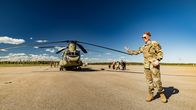 Helikopterilentäjä Kevin Ouimette esittelee Chinook-kopteria yleisölle. 