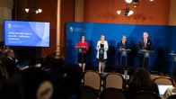 Sari Essayah, Riikka Purra, Petteri Orpo ja Anders Adlercreutz tiedotustilaisuudessa.