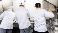 Opiskelijat tekevät taikinaa ammattioppilaitoksessa.