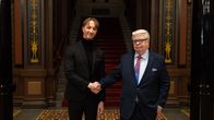 Kalervo Kummola ja Ilmari Nurminen kättelevät.