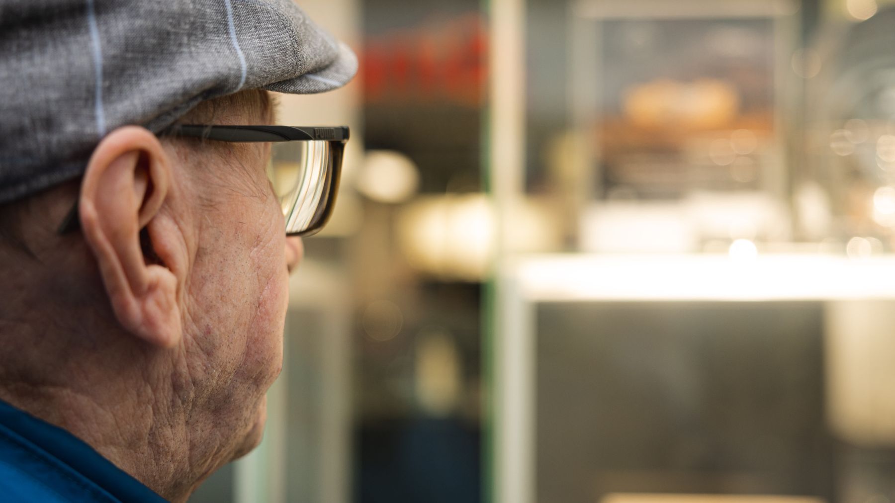 Kalervo Luukko katselee näyteikkunoita Jyväskylän keskustassa.