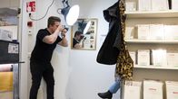 Kuvatehtaan toimitusjohtaja Viktor Andersson ottamassa passikuvaa.