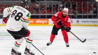 Roman Josi slår en passning.