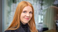 Erika Laajalahti katsoo kameraan talvisessa maisemassa.