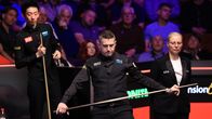 Nelinkertainen maailmanmestari Mark Selby (kesk.) putosi MM-turnauksesta eikä peitellyt ottelun loppupuolella pettymystään.