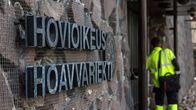 Mies kävelee sisään Rovaniemen hovioikeuteen.