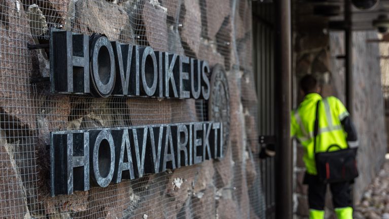 Mies kävelee sisään Rovaniemen hovioikeuteen.