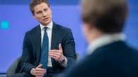 Puolustusministeri Antti Häkkänen TV-studiossa.