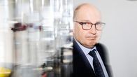 Rainer Hiltunen poseeraa kameralle.