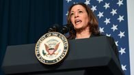 Kamala Harris puhujnapöntössä.