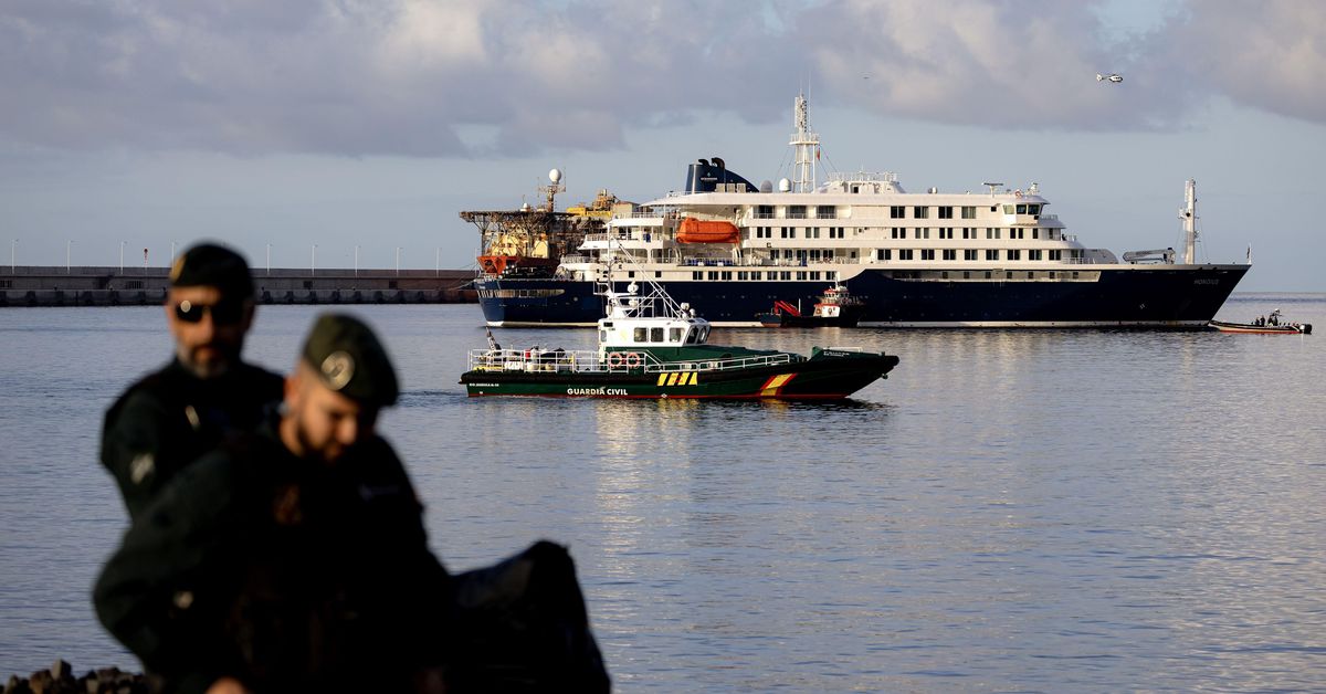 Ylen toimittaja kertoo Teneriffalta: Näin matkustajien siirto viruslaivalta etenee