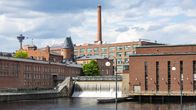 Tammerkosken tehdasalue ja Tammerkoski kuvattuna aurinkoisena päivänä.