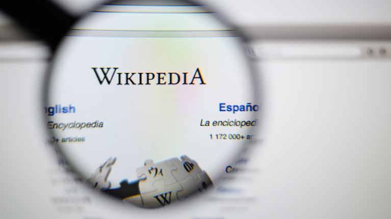 Wikipedia logo ja suurennuslasi