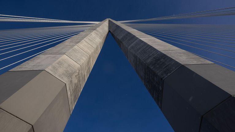 Kronbergsbrons pylon sett nerifrån. 