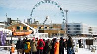  turistit kauppatorilla.