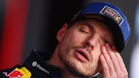 Max Verstappen näyttää tuohtuneelta.