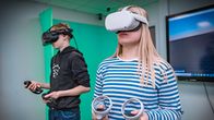 Joel Hänninen ja Nelli Puttonen Vr-lasit päässä.