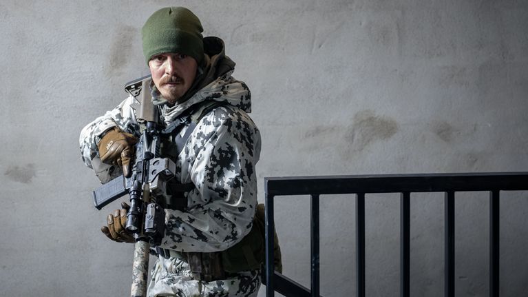 Jasper Pääkkönen Omerta-elokuvassa seisoo kivääri kädessä maastopuvussa.
