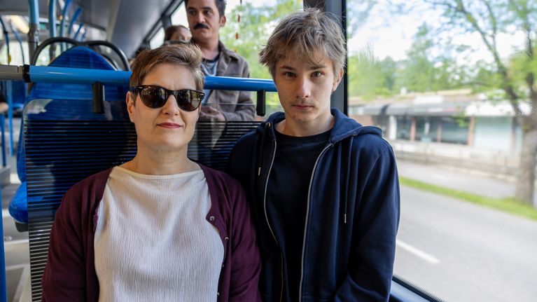 HSL:n tarkastusmaksun saanut Kasperi äitinsä Ira Kalströmin kanssa bussissa.