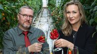 Chiliasiantuntija Jukka Kilpinen ja toimittaja Helena Lappeteläinen kauppapuutarha Hagelbergissä chilien äärellä. 