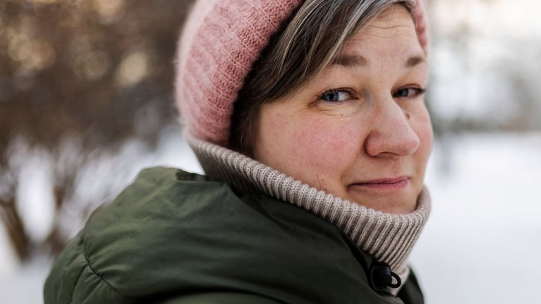 Anna Herlin poseeraa ulkona.