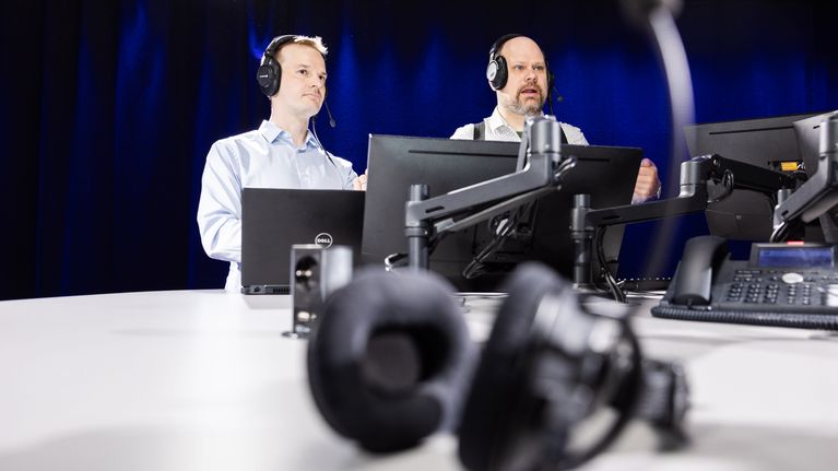 Ylen toimittajat Matti Koivisto ja Olli Haapakangas Ylen studiolla 14. toukokuuta.