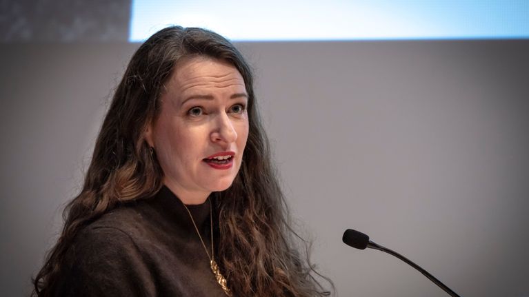 Anna-Kaisa Ikonen puhuu puhujanpöntössä auditoriossa.