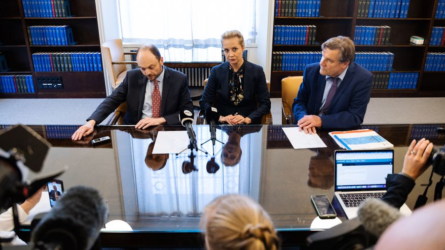 Euroopan neuvoston Suomen valtuuskunnan ja ulkoasiainvaliokunnan puheenjohtaja Kimmo Kiljunen Julija, Navalnaja ja toimittaja ja oppositiopoliitikko Vladimir Kara-Murza pitivät iltapäivällä tiedotustilaisuuden.