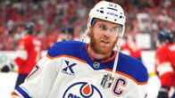 Connor McDavid lähikuvassa.