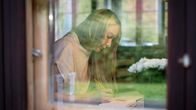Lentopalloilija Anna Czakan maalaa vesiväreillä.