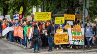 Mielenosoitus Helsingissä, jossa ihmiset vastustavat suunniteltuja sosiaalietuuksien leikkauksia ja vaativat oikeudenmukaisempaa talouspolitiikkaa. 