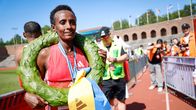 Shewarge Allene poserar efter sin seger på Stockholm Marathon.