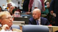Joona Räsänen istuu puoluekokouksessa.