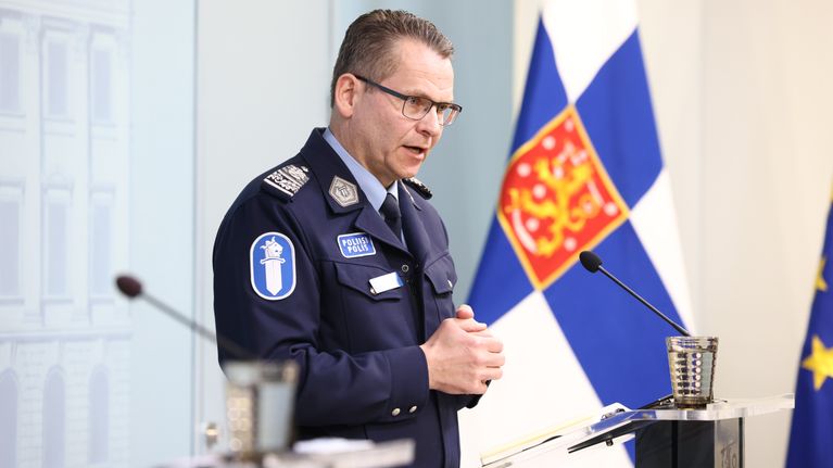 Poliisiylijohtaja Ilkka Koskimäki tiedotustilaisuudessa Suomeen harhautuneiden droonien vuoksi.