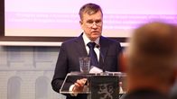 Turvallisuuskomitean puheenjohtaja Esa Pulkkinen pitämässä tiedotustilaisuutta Valtioneuvoston linnassa.