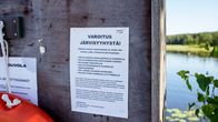 Järvisyyhystä varoittava tiedote Käyrälammen uimarannan ilmoitustaululla
