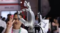 Robotti koukistaa sormiaan Pekingin robottimessuilla.