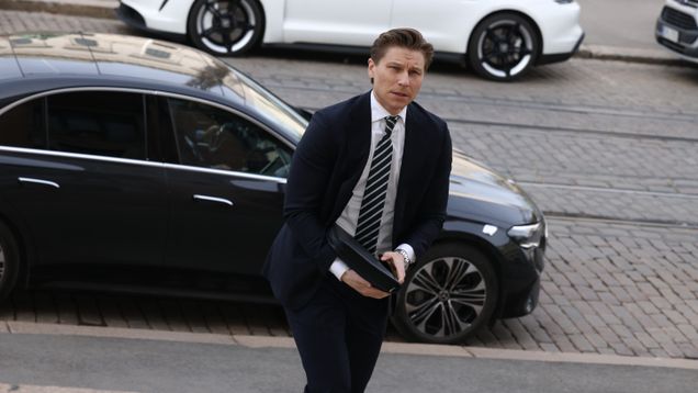 Antti Häkkänen saapuu Säätytalolle.