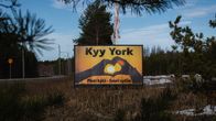 Kyyjärvelle saapuessa tien varressa on kyltti jossa Kyyjärvelle keksitty nimi Kyy York.