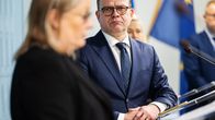 Pääministeri Petteri Orpo ja sisäministeri Mari Rantanen tiedotustilaisuudessa.