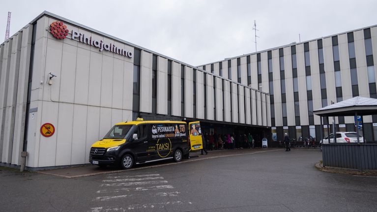 Kouvolan Pihlajalinnan toimipiste Hallituskadulla ja Walk in -rokotusjono.