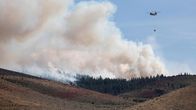 Helikopteri sammuttaa palavaa maastoa Nevadassa.