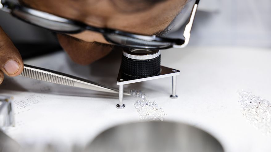 Kanti Lal Savani työskentelee laboratoriotimanttien parissa työpisteellään Intian Suratissa.