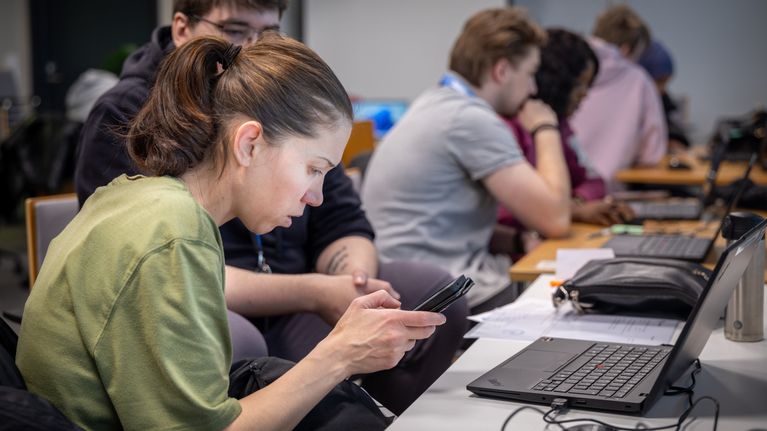 Shemsije Muzhaku tekee työhakemusta,  Mikael Hagman auttaa.