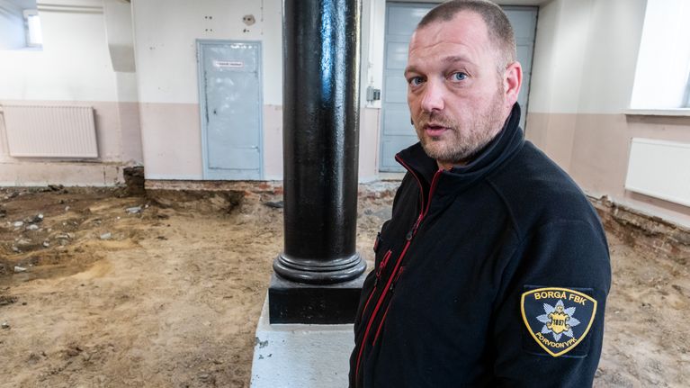 Tobias Lindroos ser ut över en hall utan golv.