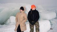 Reeta Toppi ja Emilia Paaso seisovat Marjaniemen jäälauttojen edessä. 